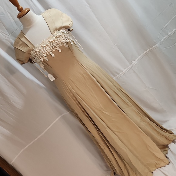 Vintage tan bridesmaids dress with shiny lace and a bow - Picture 1 of 3
